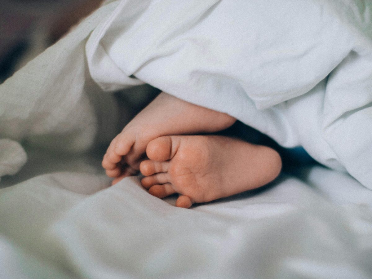 Slapende baby in bed