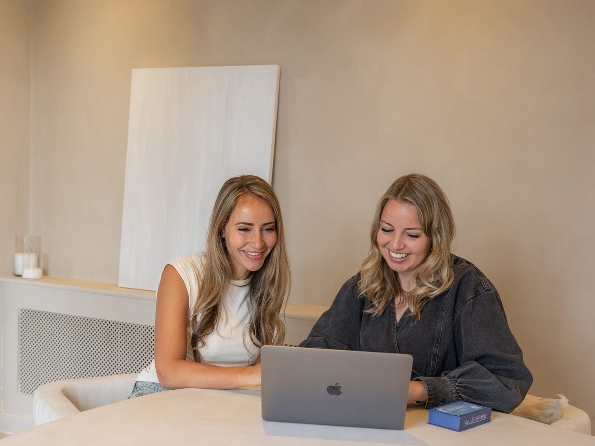 Tamara en Glynis van Slaapkops achter de laptop tijdens een online les